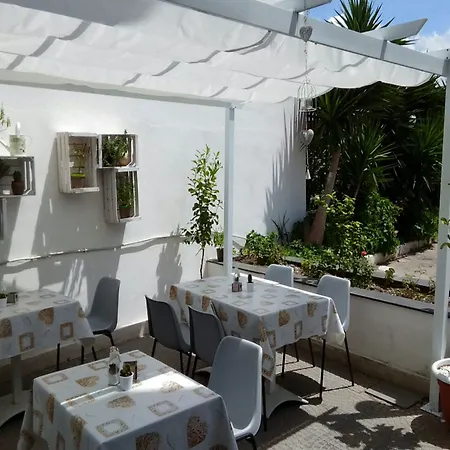 Couette-café Sweet Two Steps From The Ruins...