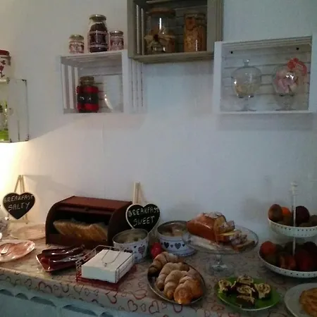 Sweet Two Steps From The Ruins... Couette-café