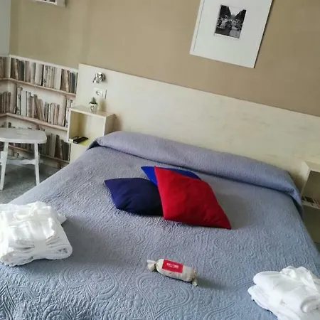 Sweet Two Steps From The Ruins... Couette-café 3*